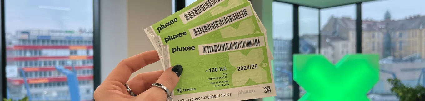 Ruka držící propadlé papírové stravenky určené k darován