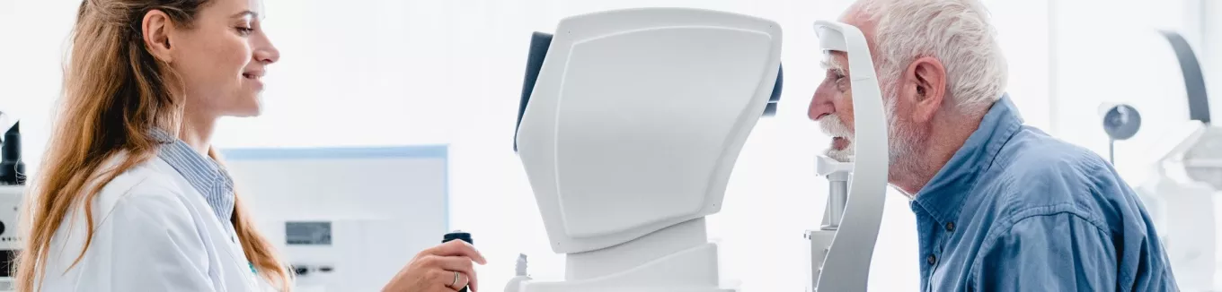 Muž-na-vyšetření-zraku-u-optometristy