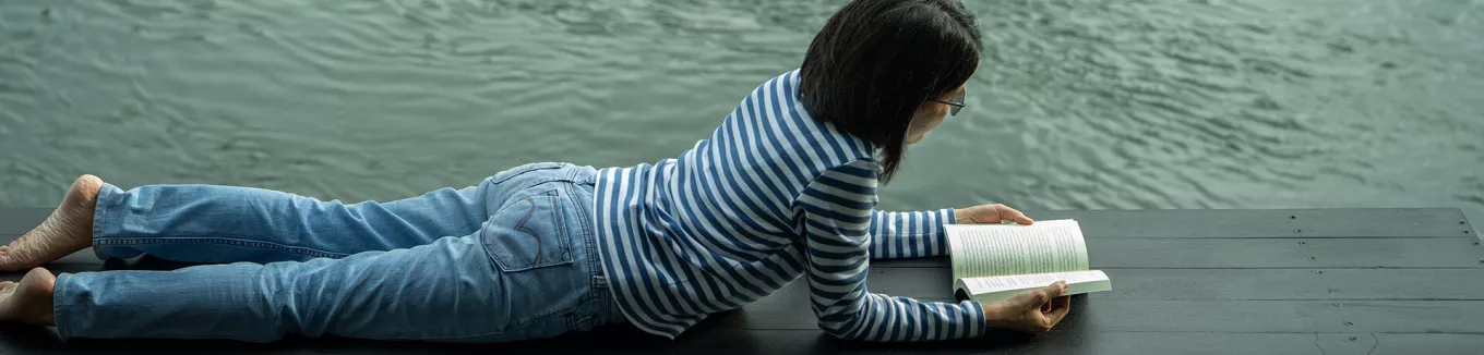 Žena, která čte knihu