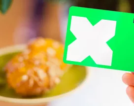 talířek s pečivem a stravovací karta Pluxee